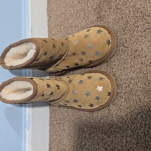 UGG KIDS CLASSIC SHORT II Water resistant stars Chestnut 1019697K Size 10